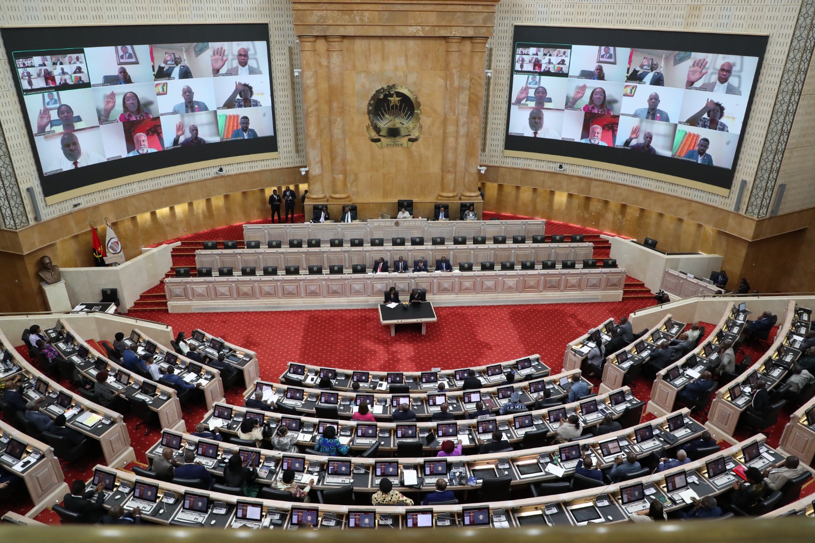 Fim da gratuitidade da assistência médica em Angola volta a ser debatido no Parlamento